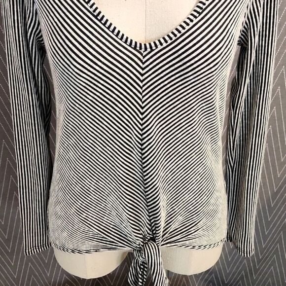 Nwt Juniors Caution to the wind black & white striped tie bottom top size Large. - Picture 8 of 16
